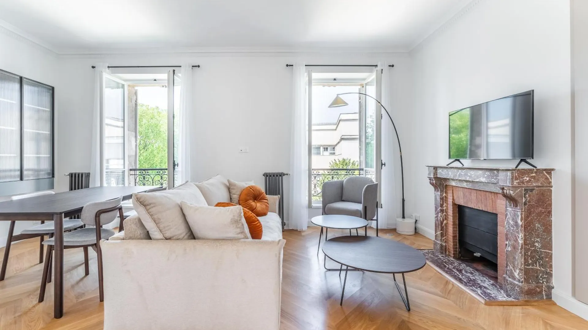 Luxury Living Alma Apartment