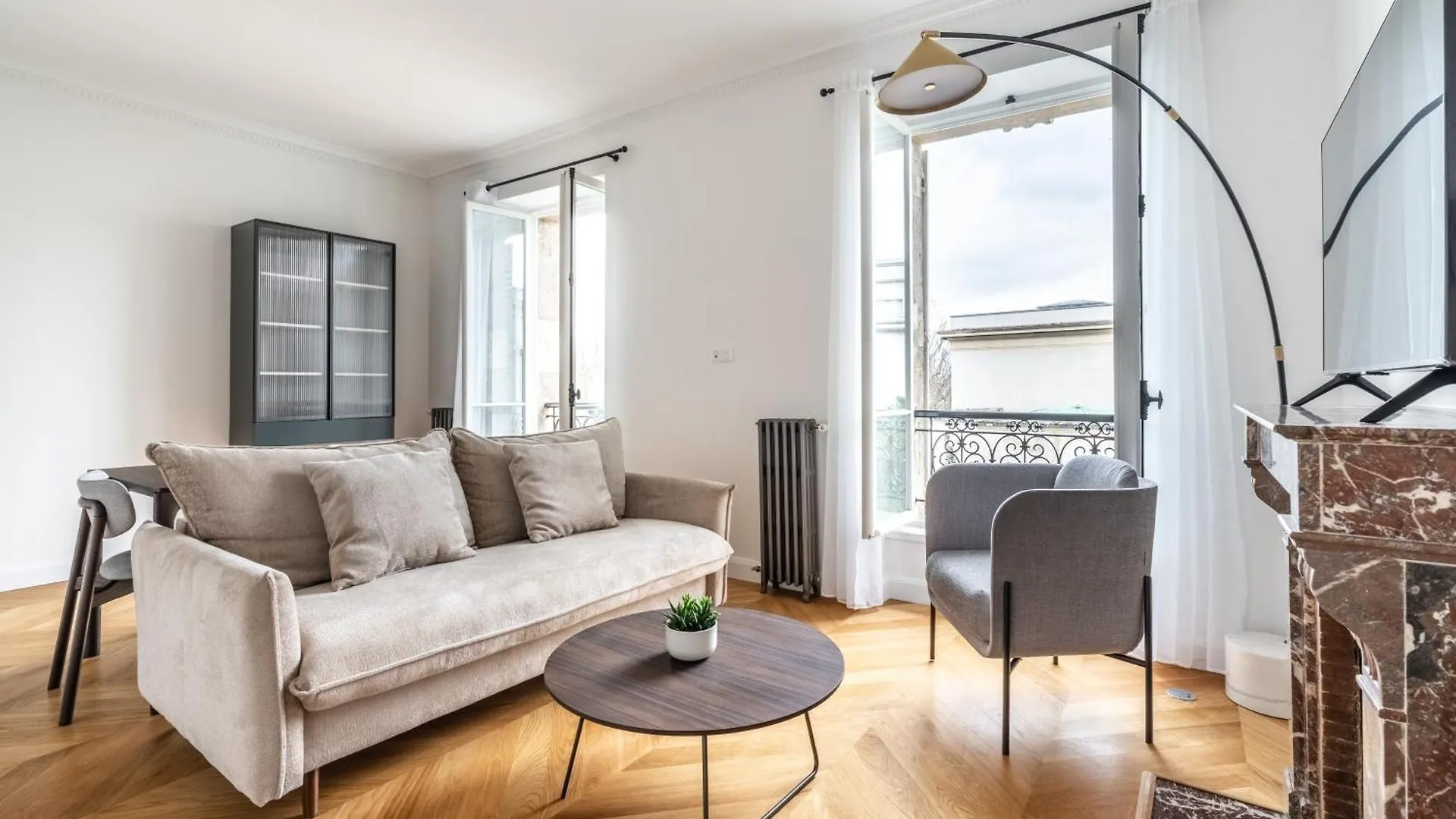 Luxury Living Alma Apartment